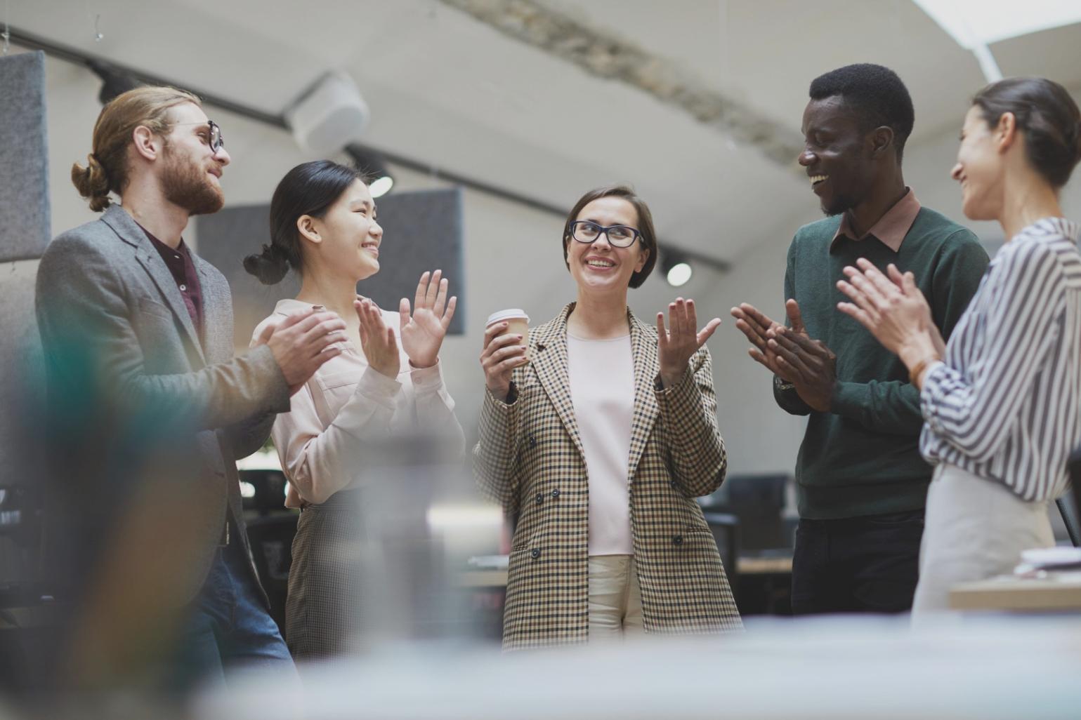 Espacio de trabajo colaborativo donde profesionales analizan documentos financieros