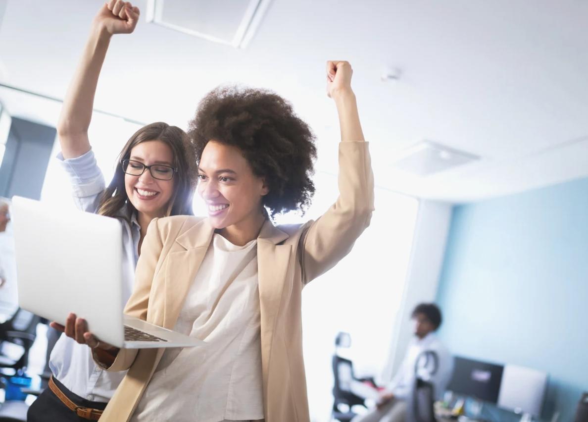 Manos escribiendo notas durante una reunión de planificación colaborativa