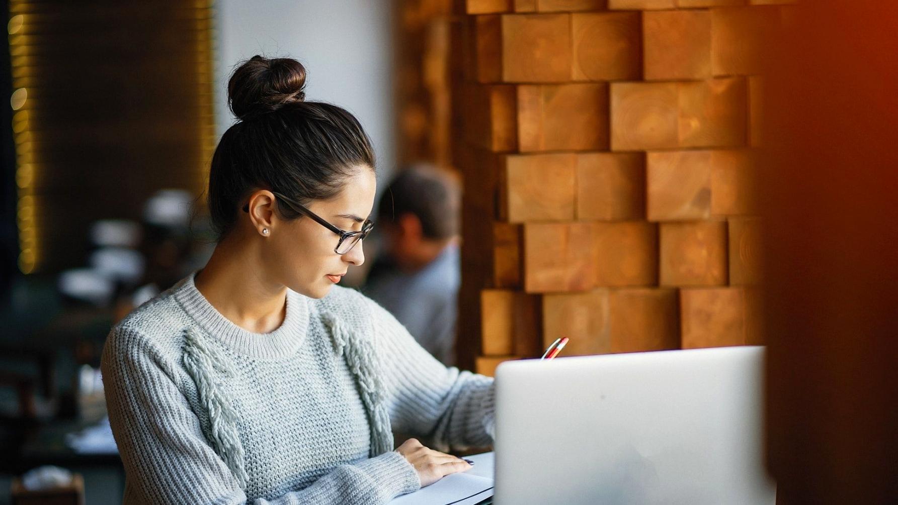 Planificación estratégica de ajustes presupuestarios con documentación detallada