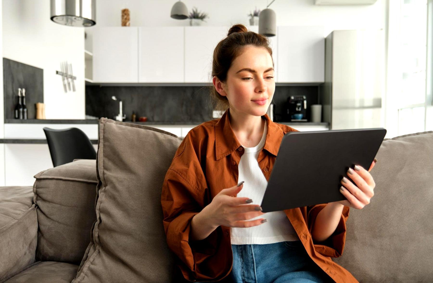 Reunión de equipo analizando estrategias de optimización presupuestaria con clientes